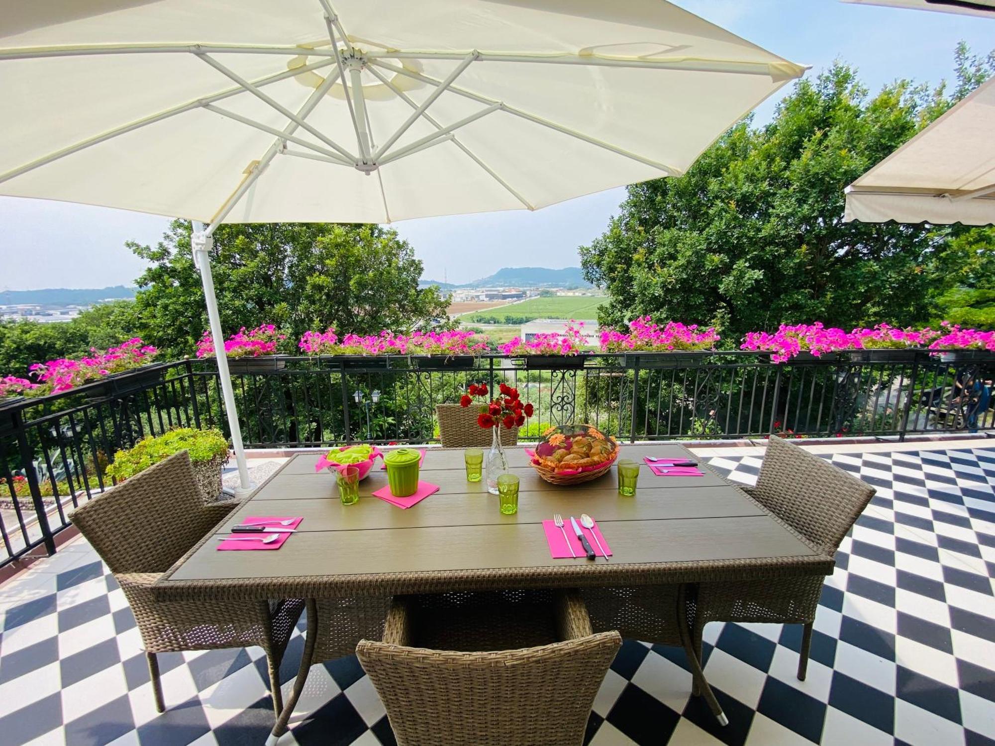 Villa Poggio Ulivo Pool-Apartments Rivoli Veronese Exterior foto